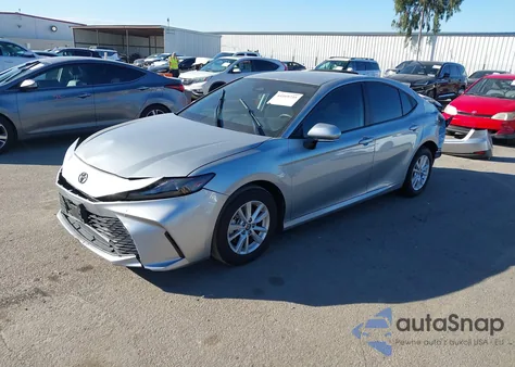 2025 Toyota Camry Le z USA, uszkodzony, nr VIN 4T1DAACK6SU074080